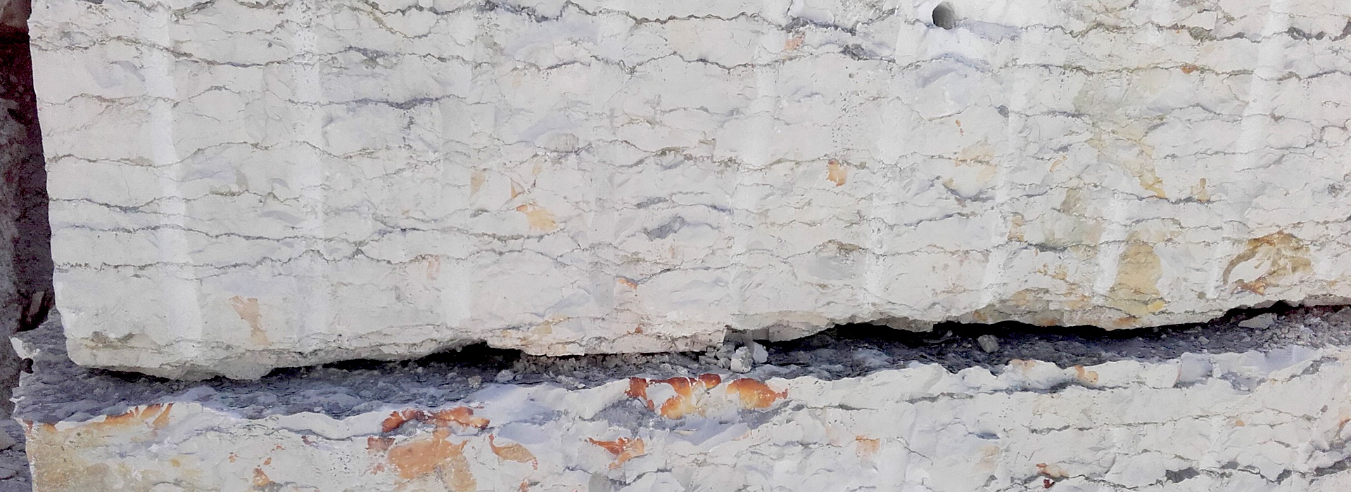 Estrazione marmi dell'Altopiano di Asiago - blocchi marmo bianco